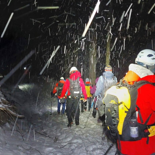 Salvamontiștii din Dâmbovița în acțiune pentru salvarea a 23 de turiști surprinși de vreme rea