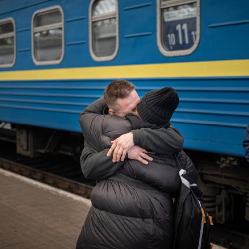 Femeile din Ucraina călătoresc în zone periculoase pentru a-și susține soții soldați