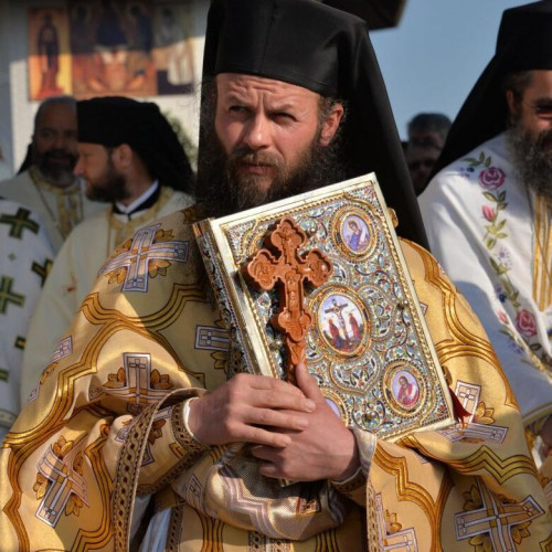 Staretul unei manastiri din Botosani indeamna la ospat pentru cei necunoscuti