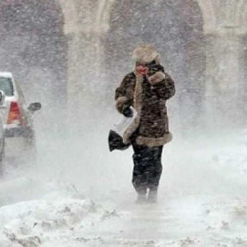 Ninsori și vânt puternic anunțate în mai multe regiuni ale țării