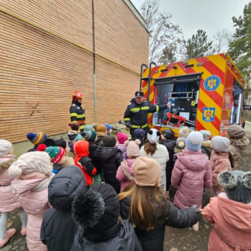 Întâlnire inedită între preșcolari și pompieri la Grădinița cu Program Prelungit nr. 14 din Botoșani