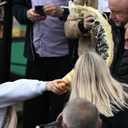 Femeie condamnată la închisoare cu suspendare după ce a aruncat un milkshake asupra lui Nigel Farage