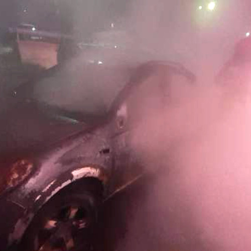 Incendiu într-o parcare din Vulcan: două autoturisme au fost distruse