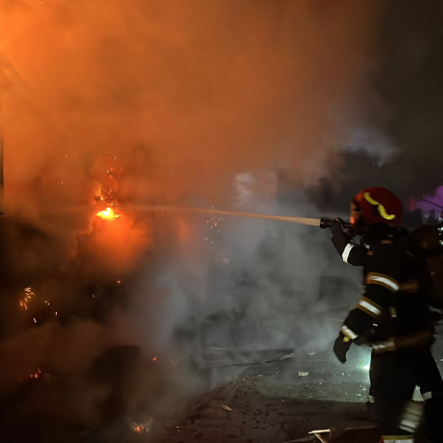 Incendiu la un grajd în Tuzla, intervenție rapidă a pompierilor