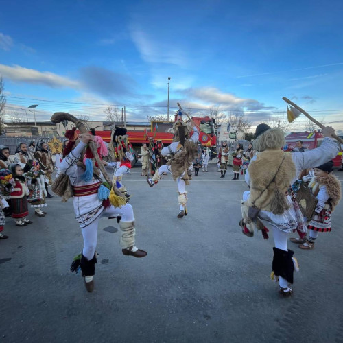 Colindători de la ansamblul "Codruletul" aduc spiritul sărbătorilor la ISU Dâmbovița