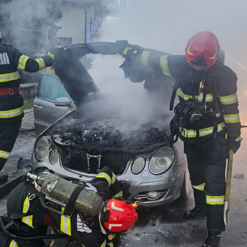 Mașină înflăcărată pe o stradă din Dorohoi