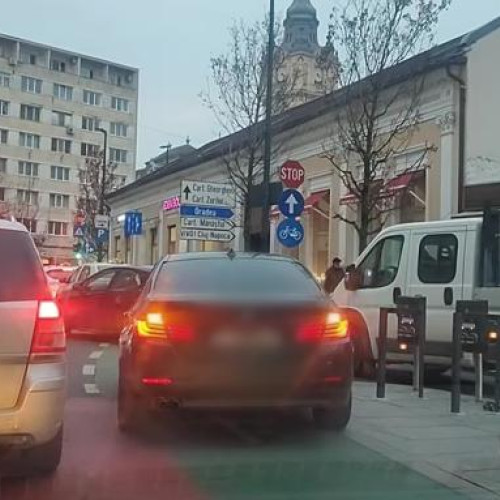 Sofer de BMW din Cluj-Napoca, surprins parcând pe pista pentru biciclete