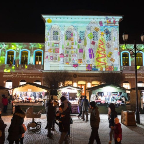 Proiecție de desene pe fațada Teatrului "Tamasi Aron" din Sfântu Gheorghe