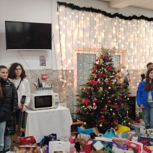 Elevii Liceului Teoretic Lucian Blaga din Constanța aduc bucurie seniorilor