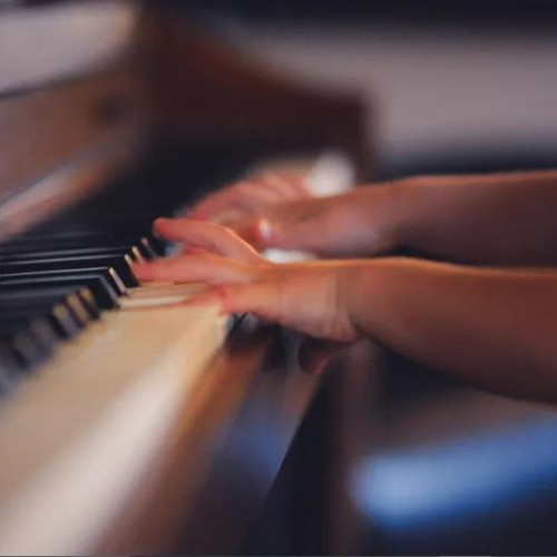 Cinci copii talentați din Cluj-Napoca primesc pianine gratuite printr-un proiect caritabil