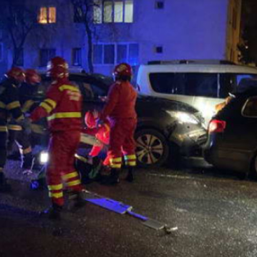 Accident rutier bizar la Gherla: o femeie a fost acroșată de propria mașină