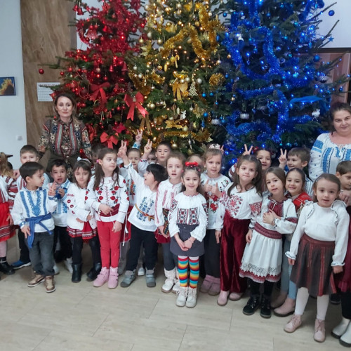 Grupa Strengarilor de la Grădinița "Motanul Încălțat" a adus tradiția în centrul atenției