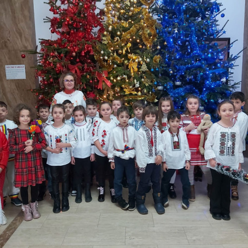 Copiii din clasa I a Școlii Gimnaziale "Mihai Viteazul" aduc bucurie prin colinde