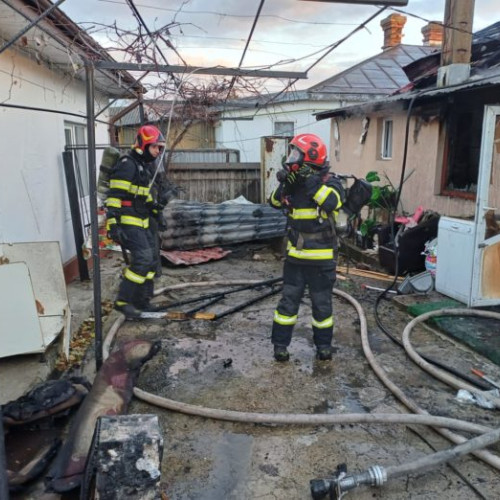 Incendiu devastator în Dorohoi: o casă a luat foc din cauza coșului de fum