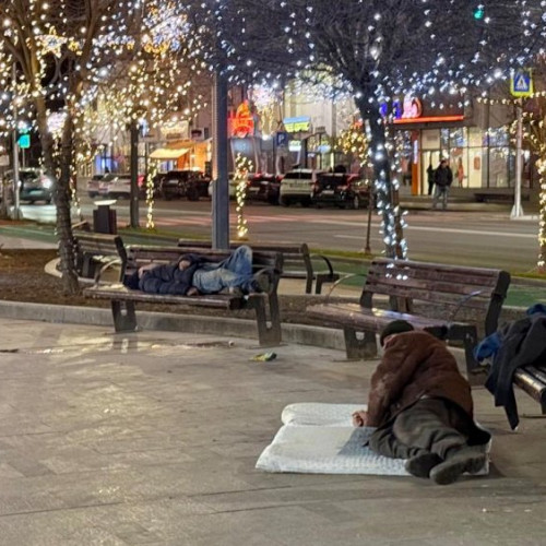 Intervenție a Poliției Locale și Ambulanței pentru oamenii străzii din centrul Bacăului