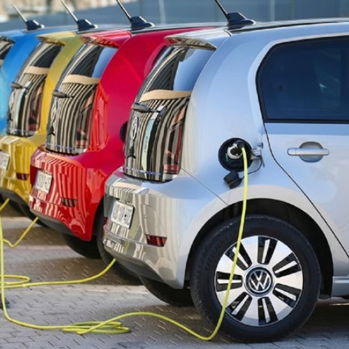 Constructorii europeni de automobile cresc prețurile la mașinile pe benzină și pregătesc reduceri pentru cele electrice