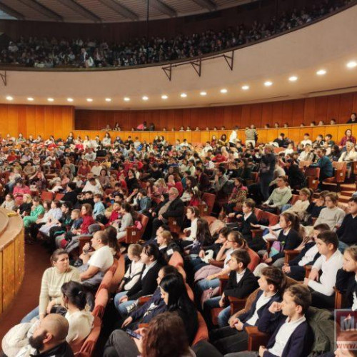 Micuții botoșăneni, în mijlocul haosului la un concert de muzică clasică