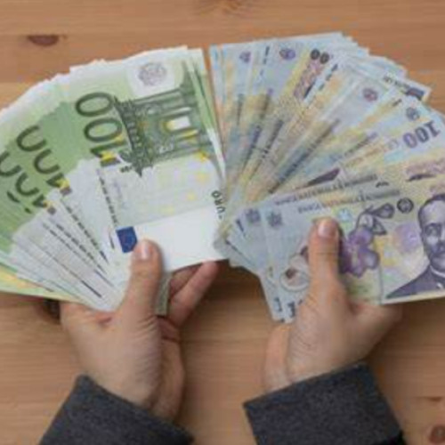 Românii își reevaluează economiile: lei sau euro?