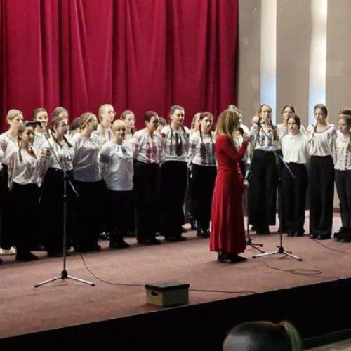 Elevii Liceului Pedagogic "Nicolae Iorga" din Botoșani au organizat un concert caritabil pentru familii nevoiașe