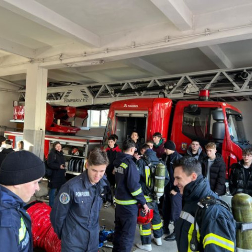 Elevii Colegiului Național "Grigore Ghica" din Dorohoi au vizitat Detașamentul de Pompieri