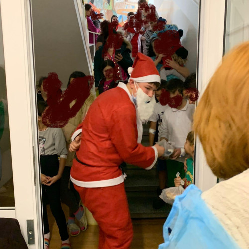 Copiii de la Colegiul Tehnic "Danubiana" aduc bucurie micuților internați la Spitalul Municipal din Roman