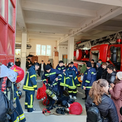 Peste 100 de elevi din Dorohoi învață despre siguranță de la pompieri
