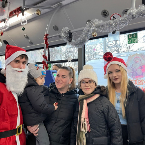 Magia sărbătorilor a început la Botoșani cu Autobuzul lui Moș Crăciun