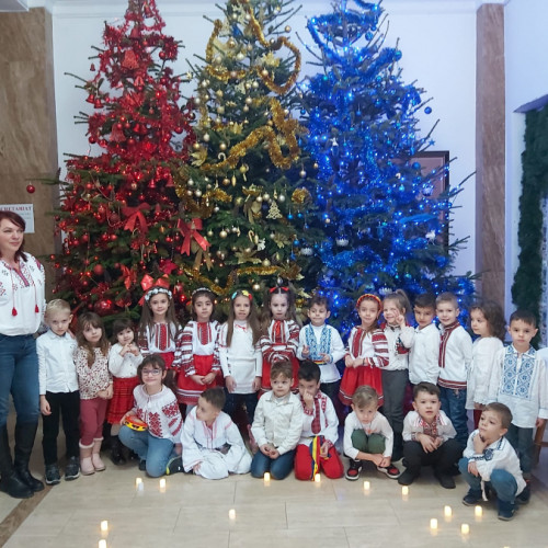 Prichindeii de la Grădinița "Alice" aduc bucurie prin colinde