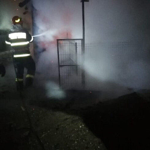 Incendiu la o afumatoare din Voitinel, localnicii intervin rapid