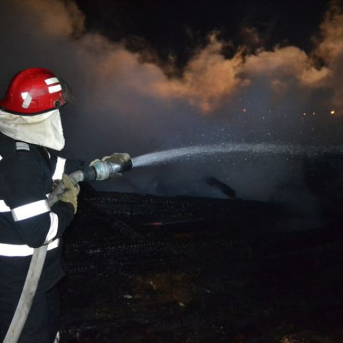 Incendiu devastator la Unteni, Botoșani, cauzat de explozia unei petarde