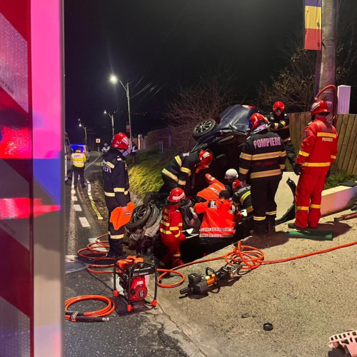 Accident rutier în județul Tulcea: Un șofer a fost salvat dintr-o mașină răsturnată