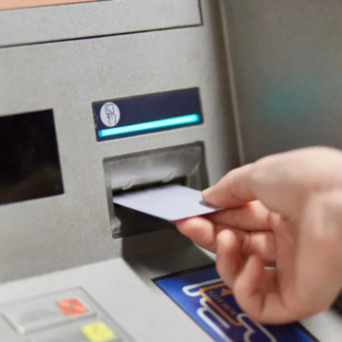 Românii trebuie să verifice cardurile educationale! Statul oferă ajutor financiar