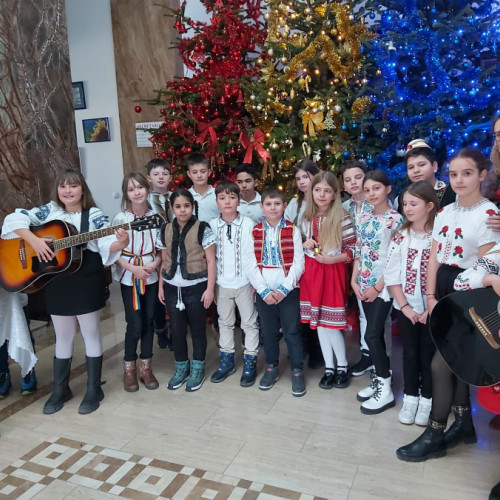 Elevii de la Şcoala Gimnazială "Sf. Nicolae" din Vânători, colindători de sărbătoare