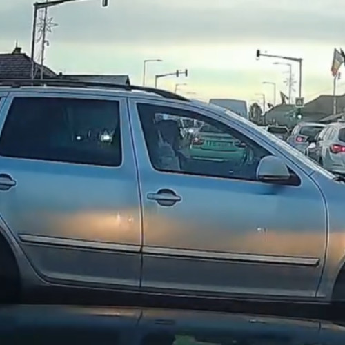 Traficul din Cluj-Napoca: Un şofer începător trece pe roşu, provocând indignare