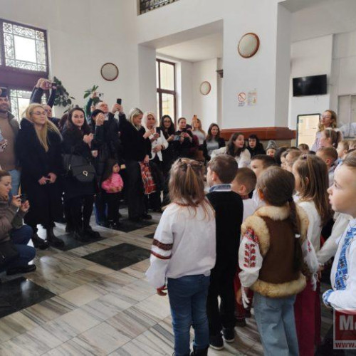 Colindătorii de la Grădinița Seminarului Teologic „Sfantul Gheorghe” Vizitează Judecătoria Botoșani