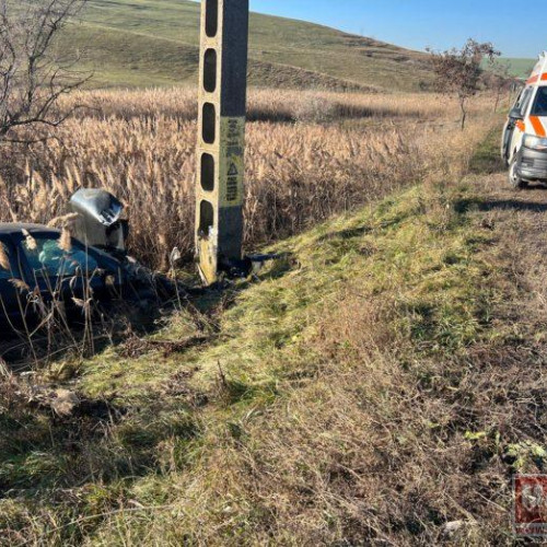 Accident rutier în Unteni: un bărbat de 75 de ani, rănit după ce a lovit un stâlp