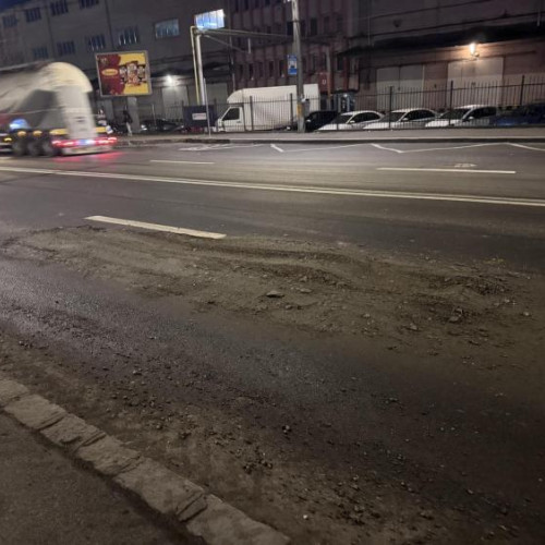 Gaură apărută pe carosabilul de lângă Aeroportul Internațional Avram Iancu Cluj-Napoca