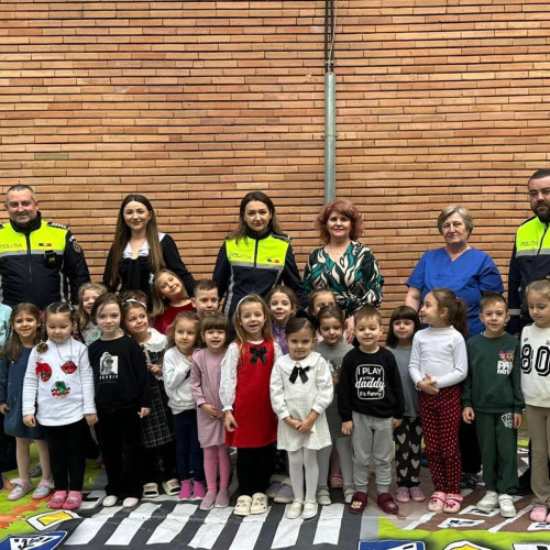 Pompierii și polițiștii au educat copiii din Botoșani despre siguranța rutieră