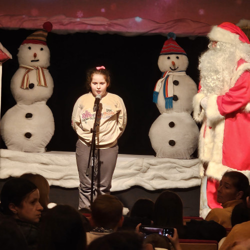 Zeci de copii participă la un spectacol gratuit la Teatrul "Vasilache"