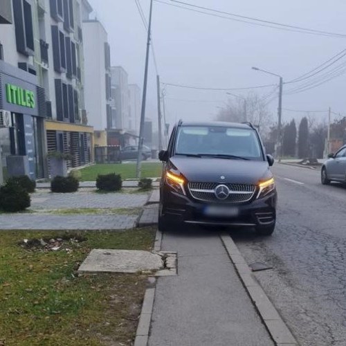 Incident pe străzile din Cluj-Napoca: O mașină blochează trotuarul