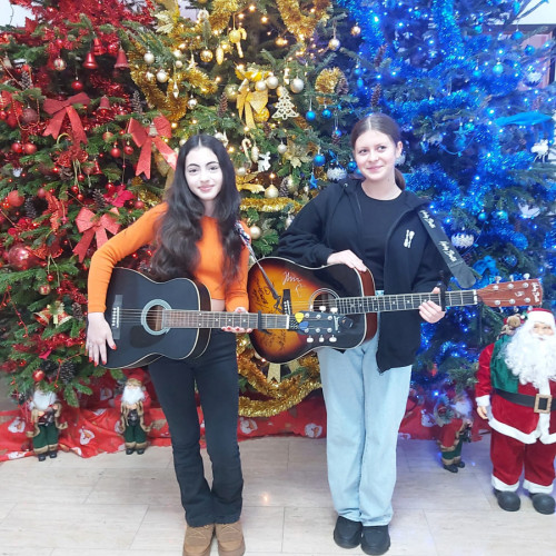 Două eleve talentate de la Școala Gimnazială „Constantin Gheorghe Marinescu” din Galați, vizitate de prieteni