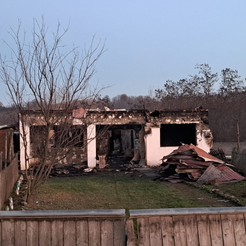 Incendiu devastator în Botoșani: O familie cu doi copii a rămas fără adăpost