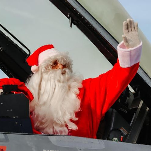 Moș Crăciun a sosit cu un F-16 la Baza 71 Aeriană din Câmpia Turzii