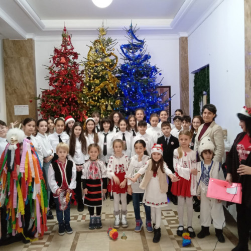 Colindători de la Colegiul Național "Costache Negri" aduc tradiția "Caprei" în redacția "Viața liberă"