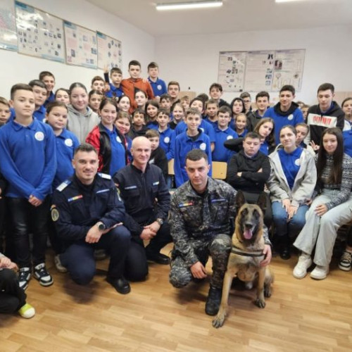 Jandarmii vranceni desfășoară activități educaționale în luni decembrie