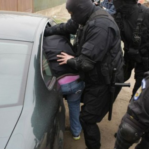 Trei tineri din Brașov, reținuți pentru trafic de droguri