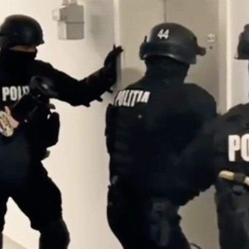 Patru tineri reținuți pentru trafic de droguri în Brașov