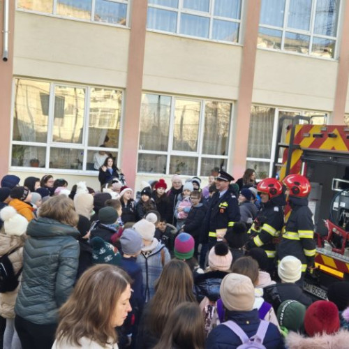 Pompierii își împărtășesc lecțiile de siguranță cu elevii din Botoșani