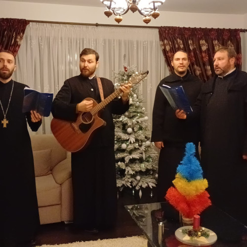 Patru preoți din Botoșani colindă de Crăciun