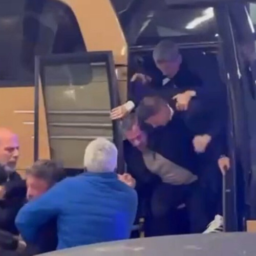 Conflict între Razvan Lucescu și suporterii AEK după meciul din semifinale